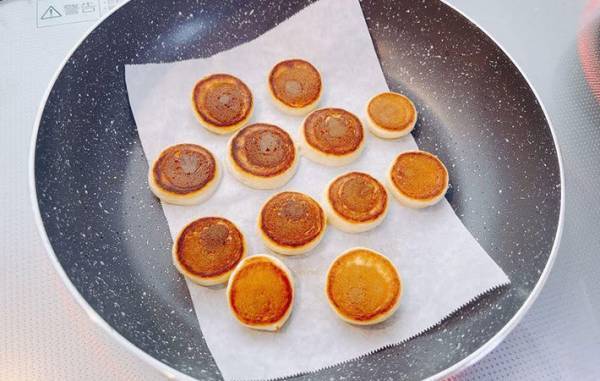 チマチマひっくり返すの面倒くさい…　ミニパンケーキの裏技に「すごい！」