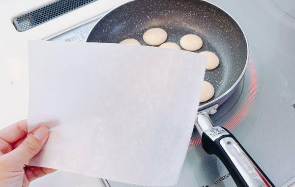 チマチマひっくり返すの面倒くさい…　ミニパンケーキの裏技に「すごい！」