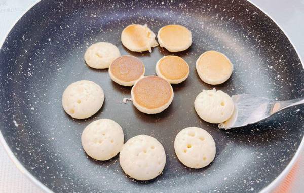 チマチマひっくり返すの面倒くさい…　ミニパンケーキの裏技に「すごい！」