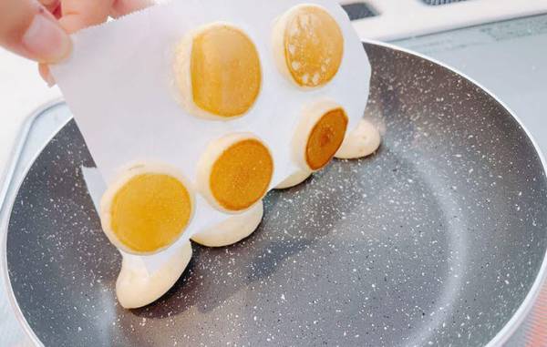 チマチマひっくり返すの面倒くさい…　ミニパンケーキの裏技に「すごい！」