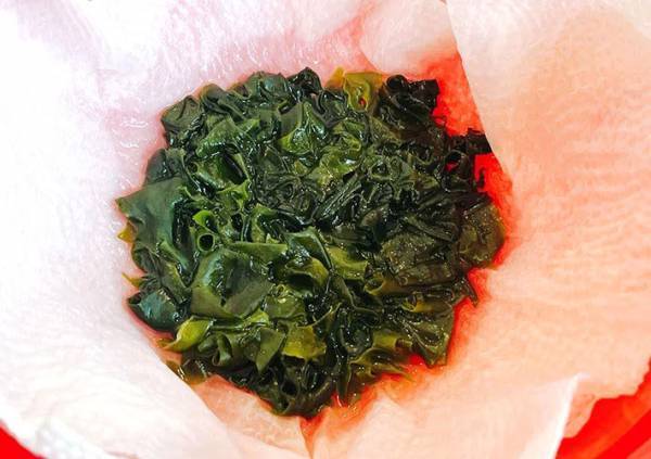 わかめを水戻しする時、ザルを使わない！　意外な方法に「ずっとやる」