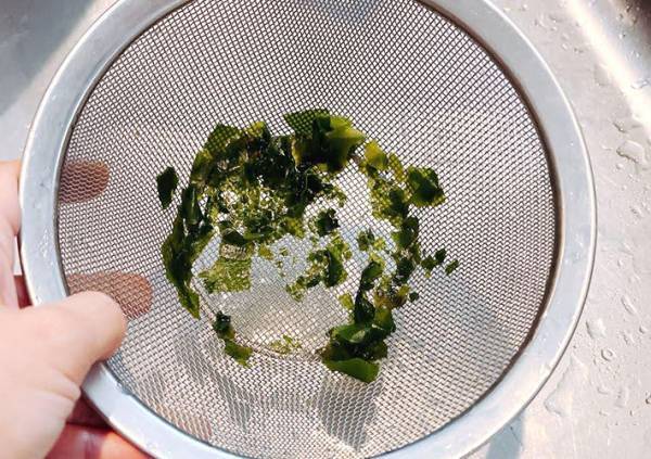 わかめを水戻しする時、ザルを使わない！　意外な方法に「ずっとやる」