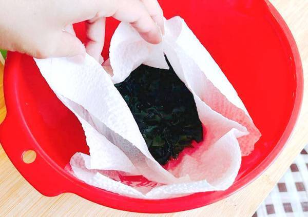 わかめを水戻しする時、ザルを使わない！　意外な方法に「ずっとやる」