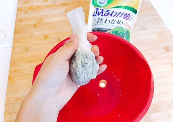 わかめを水戻しする時、ザルを使わない！　意外な方法に「ずっとやる」