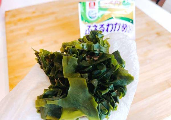 わかめを水戻しする時、ザルを使わない！　意外な方法に「ずっとやる」