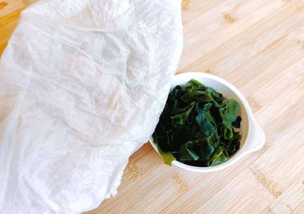 わかめを水戻しする時、ザルを使わない！　意外な方法に「ずっとやる」