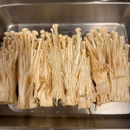 エノキを押し付けて焼くと…　食感に「今日もコレにした！」