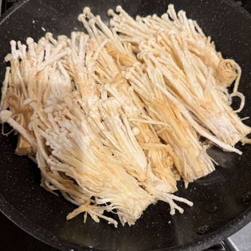 エノキを押し付けて焼くと…　食感に「今日もコレにした！」