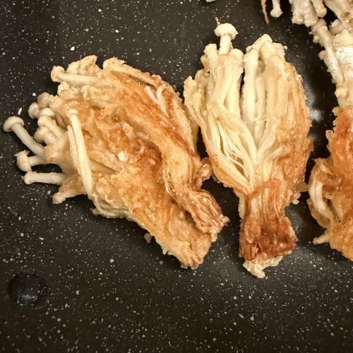 焼き目が付いたエノキタケの様子