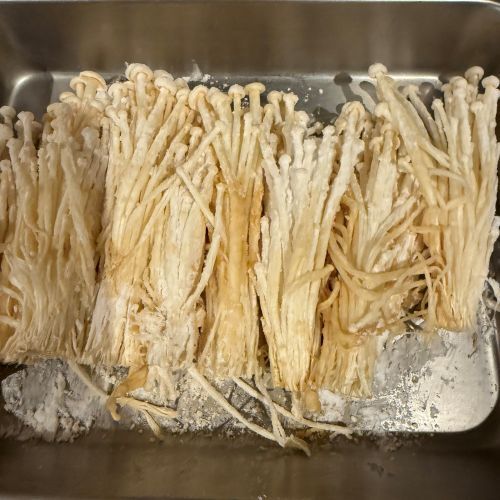 エノキを押し付けて焼くと…　食感に「今日もコレにした！」