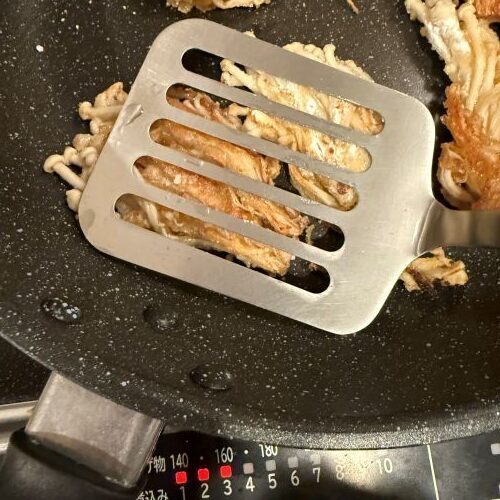 エノキを押し付けて焼くと…　食感に「今日もコレにした！」
