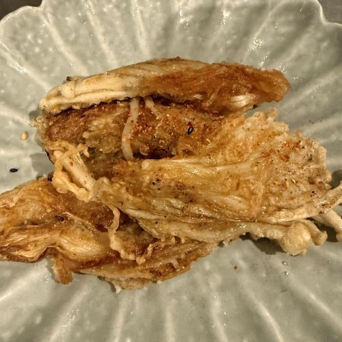 エノキを押し付けて焼くと…　食感に「今日もコレにした！」