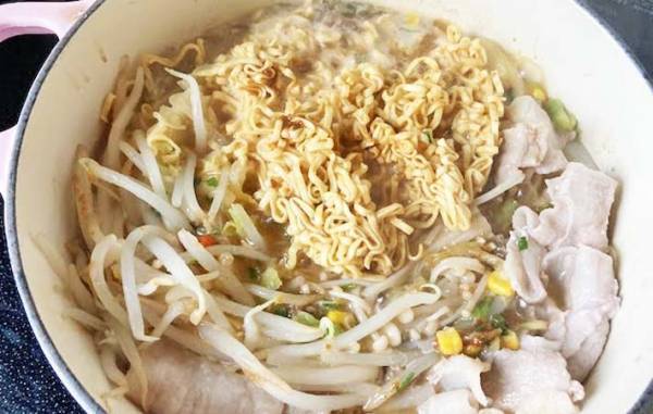 まだ鍋の素で作ってる？　日清食品のアイディアに「時短で完成」「すごい」