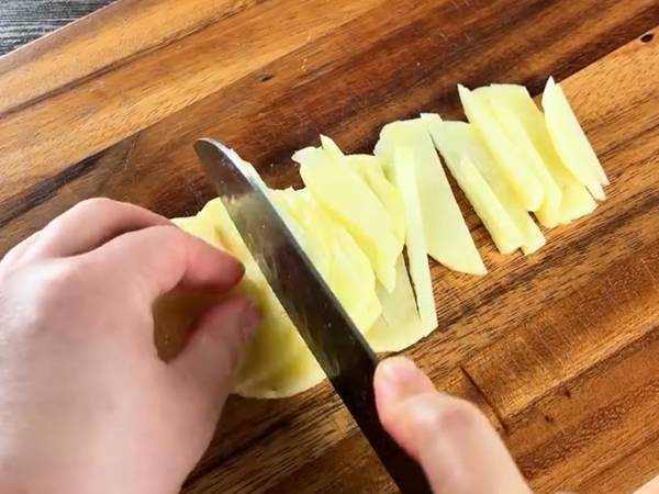 冷蔵庫に肉とジャガイモがあったら？　カレーよりも簡単なレシピがこちら！