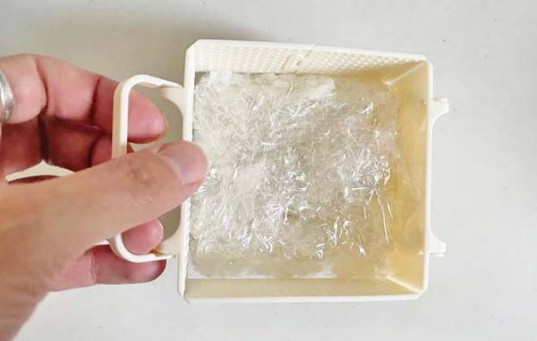 ダイソーで見つけた『四角い枠』　使い道に「整った」「冷蔵庫スッキリ」