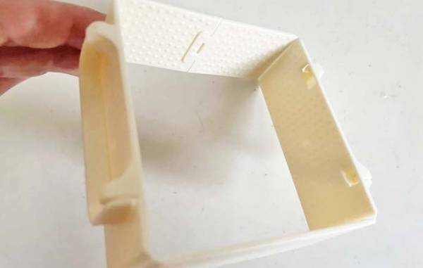 ダイソーで見つけた『四角い枠』　使い道に「整った」「冷蔵庫スッキリ」