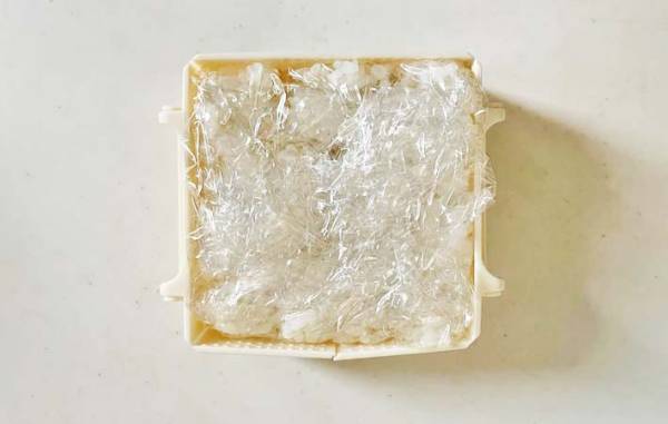 ダイソーで見つけた『四角い枠』　使い道に「整った」「冷蔵庫スッキリ」