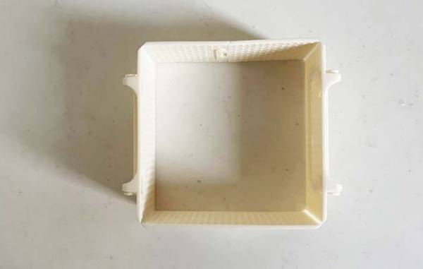 ダイソーで見つけた『四角い枠』　使い道に「整った」「冷蔵庫スッキリ」