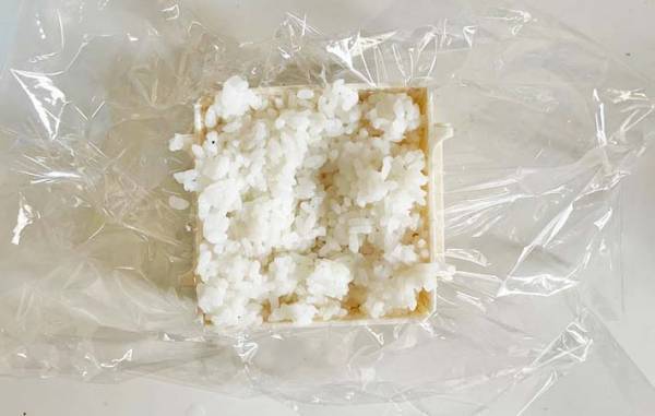 ダイソーで見つけた『四角い枠』　使い道に「整った」「冷蔵庫スッキリ」