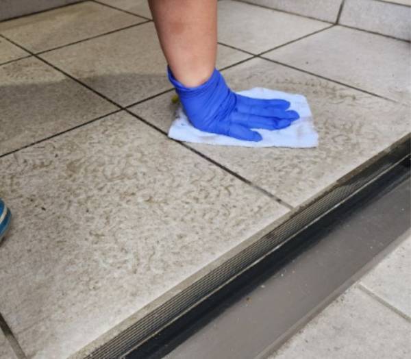 玄関タイルの黒ずみ　どう落とす？　発想に「すがすがしい」「試す価値あり」