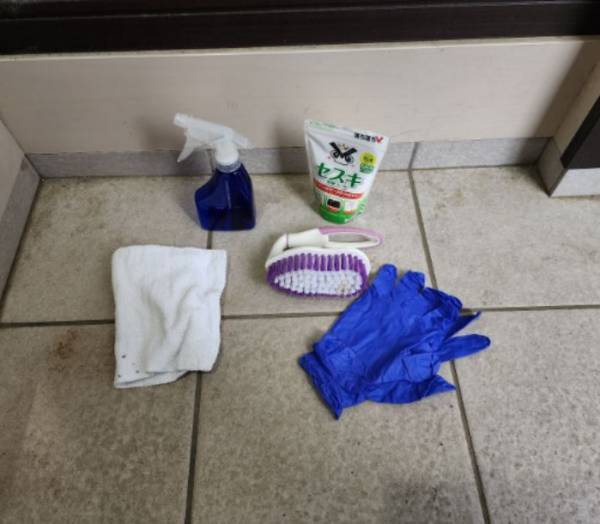 玄関タイルの黒ずみ　どう落とす？　発想に「すがすがしい」「試す価値あり」