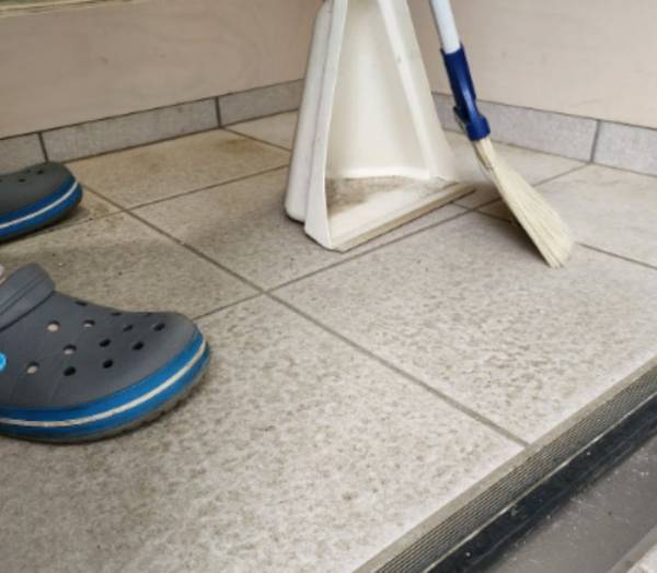 玄関タイルの黒ずみ　どう落とす？　発想に「すがすがしい」「試す価値あり」