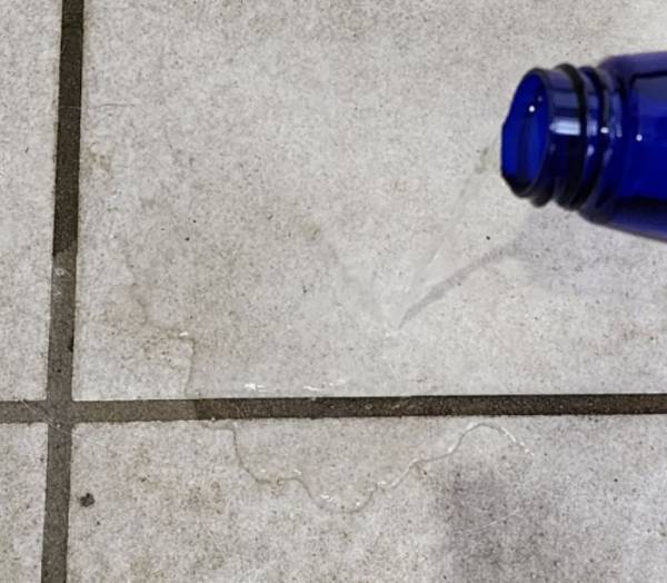 玄関タイルの黒ずみ　どう落とす？　発想に「すがすがしい」「試す価値あり」