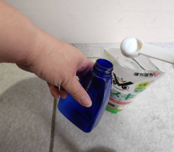 玄関タイルの黒ずみ　どう落とす？　発想に「すがすがしい」「試す価値あり」