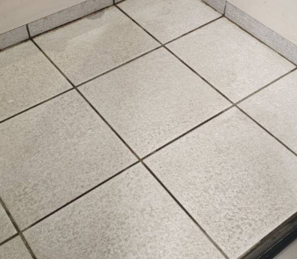 玄関タイルの黒ずみ　どう落とす？　発想に「すがすがしい」「試す価値あり」