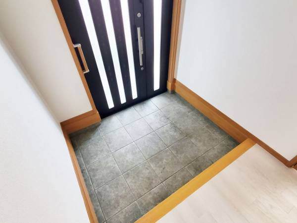 玄関タイルの黒ずみ　どう落とす？　発想に「すがすがしい」「試す価値あり」