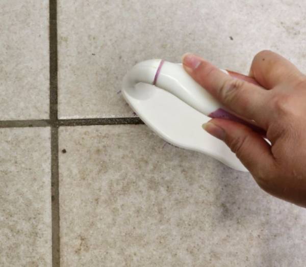 玄関タイルの黒ずみ　どう落とす？　発想に「すがすがしい」「試す価値あり」