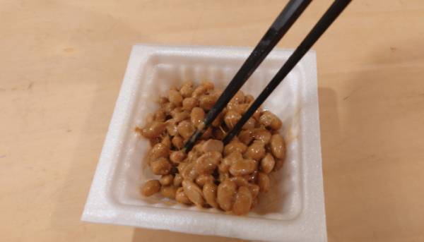 納豆に加えたのは…？　味変テクに「絶対作る」「めっちゃ簡単」