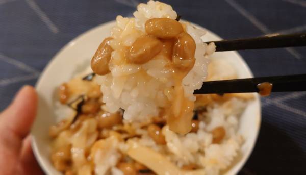 納豆に加えたのは…？　味変テクに「絶対作る」「めっちゃ簡単」