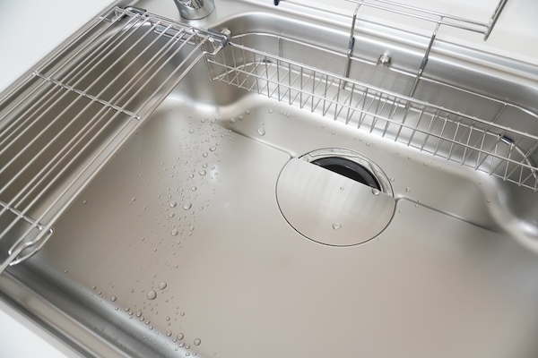 シンクの油汚れ　どう落とす？　企業の教えに「実践します」