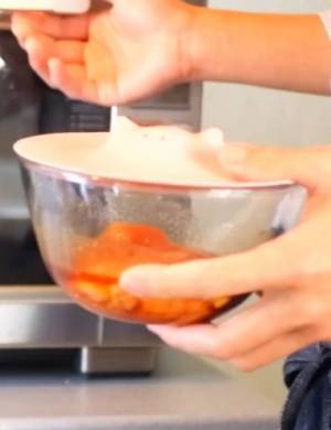 鶏むね肉をチンして...　絶品レシピに「箸が止まらない」「めっちゃ簡単」