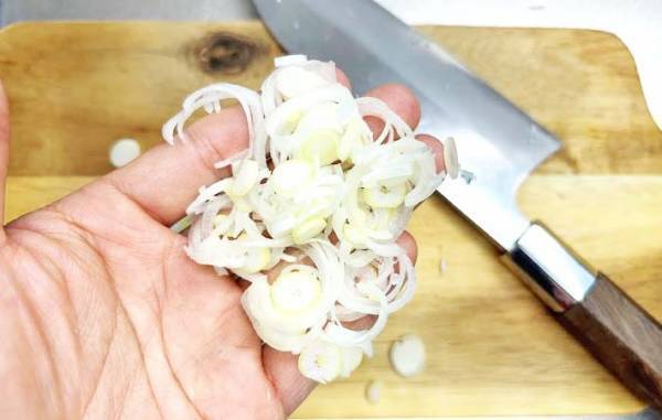 たったひと手間で、ネギの輪切りが圧倒的に楽になる！？