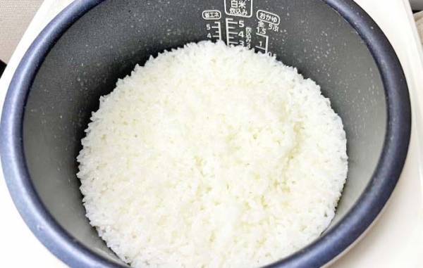 SNSで話題！　塩おにぎりレシピに「こういうのが一番いい」