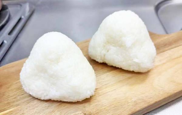 SNSで話題！　塩おにぎりレシピに「こういうのが一番いい」