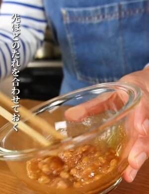 納豆とたれを混ぜる様子