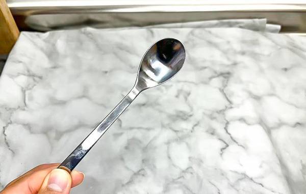 コップから飲み物をこぼさずに移す方法が「すごい！」