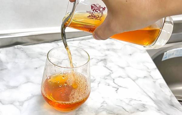 コップから飲み物をこぼさずに移す方法が「すごい！」