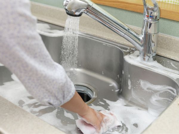 シンクをピカピカにするのは…　掃除に活用できるアイテム３つに「意外すぎ」