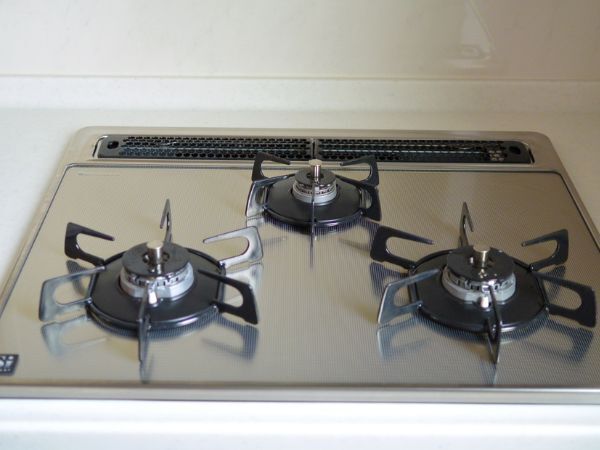 シンクをピカピカにするのは…　掃除に活用できるアイテム３つに「意外すぎ」