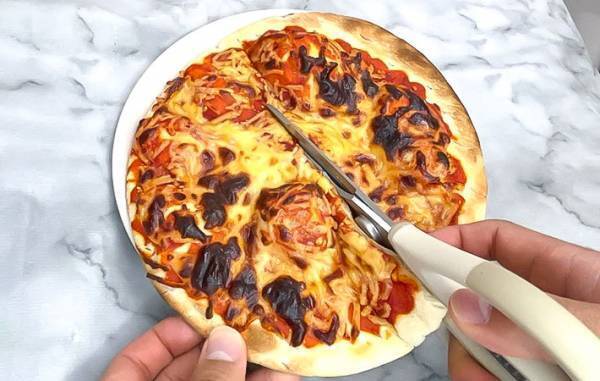 ピザカットは包丁よりも…？　試した結果に「具が落ちない」「楽ちん」