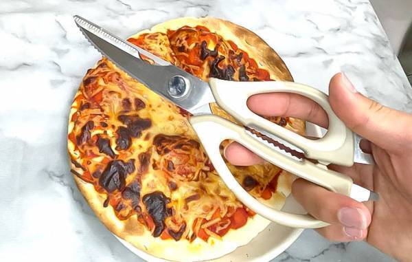ピザカットは包丁よりも…？　試した結果に「具が落ちない」「楽ちん」