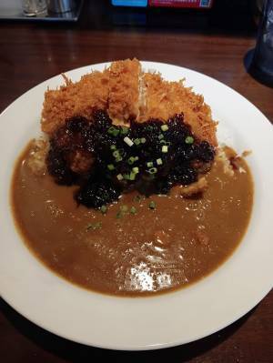 隣の人が頼んだ『エナドリチキンカツカレー』　男性も負けじと、頼んでみたら…？