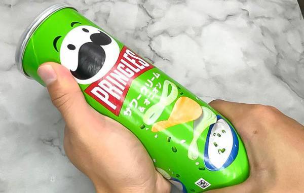 硬いプリングルズの箱、どう捨てる？　公式の情報に「こうやるのか！」