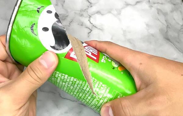 硬いプリングルズの箱、どう捨てる？　公式の情報に「こうやるのか！」