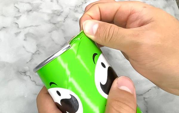 硬いプリングルズの箱、どう捨てる？　公式の情報に「こうやるのか！」