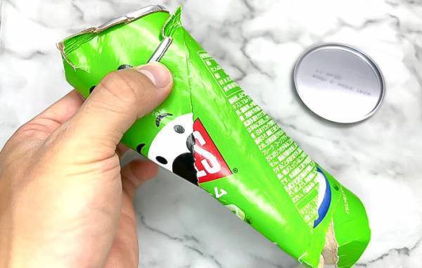 硬いプリングルズの箱、どう捨てる？　公式の情報に「こうやるのか！」